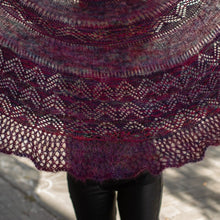 Indlæs billede til gallerivisning Chevron Delight Sjalet - Mohair og Ultimate Sock Strikkekit