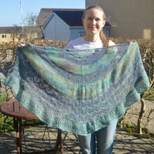 Indlæs billede til gallerivisning Chevron Delight Sjalet - Mohair og Ultimate Sock Strikkekit