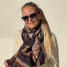 Indlæs billede til gallerivisning Only Yarn in the Building Sjalet - Strikkeopskrift