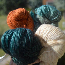 Indlæs billede til gallerivisning Only Yarn in the Building Sjalet - Mechita Strikkekit