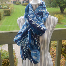 Indlæs billede til gallerivisning Only Yarn in the Building Sjalet - Strikkeopskrift