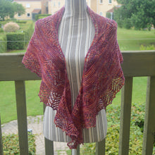 Indlæs billede til gallerivisning Shimmering Pearl Sjalet - Strikkeopskrift