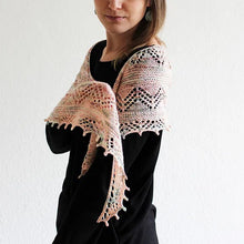 Indlæs billede til gallerivisning Shimmering Pearl Sjalet - Strikkeopskrift