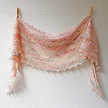 Indlæs billede til gallerivisning Shimmering Pearl Sjalet - Strikkeopskrift