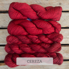 Indlæs billede til gallerivisning Chevron Delight Sjalet - Mohair og Ultimate Sock Strikkekit