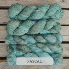 Indlæs billede til gallerivisning Chevron Delight Sjalet - Mohair og Ultimate Sock Strikkekit