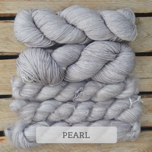 Indlæs billede til gallerivisning Chevron Delight Sjalet - Mohair og Ultimate Sock Strikkekit