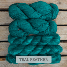 Indlæs billede til gallerivisning Chevron Delight Sjalet - Mohair og Ultimate Sock Strikkekit