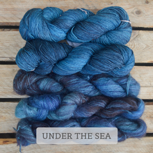 Indlæs billede til gallerivisning Chevron Delight Sjalet - Mohair og Ultimate Sock Strikkekit