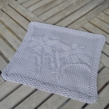 Indlæs billede til gallerivisning Strikkeopskrift - Klud med Påskeliljer