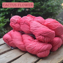 Indlæs billede til gallerivisning Old Rose Huen - Strikkekit