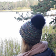 Indlæs billede til gallerivisning Strikkekit - Back to Basic Huen - Rasta (med pompom)