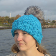 Indlæs billede til gallerivisning Strikkekit - Back to Basic Huen - Rasta (med pompom)