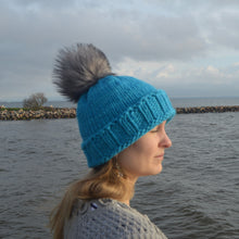 Indlæs billede til gallerivisning Strikkekit - Back to Basic Huen - Rasta (med pompom)