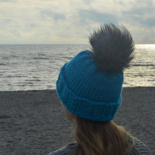 Indlæs billede til gallerivisning Strikkekit - Back to Basic Huen - Rasta (med pompom)