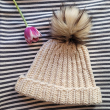 Indlæs billede til gallerivisning Strikkekit - Bonny Braid Huen (med pompom)