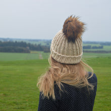 Indlæs billede til gallerivisning Strikkekit - Bonny Braid Huen (med pompom)