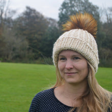 Indlæs billede til gallerivisning Strikkekit - Bonny Braid Huen (med pompom)