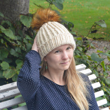 Indlæs billede til gallerivisning Strikkekit - Bonny Braid Huen (med pompom)