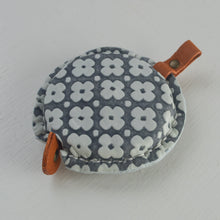 Indlæs billede til gallerivisning Målebånd med Yuzen Læderomslag