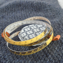 Indlæs billede til gallerivisning Målebånd med Yuzen Læderomslag