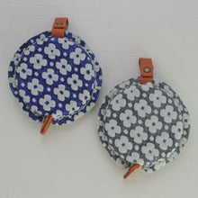 Indlæs billede til gallerivisning Målebånd med Yuzen Læderomslag