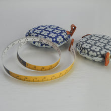 Indlæs billede til gallerivisning Målebånd med Yuzen Læderomslag