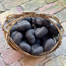 Indlæs billede til gallerivisning Ellinge-Askehave Uldgarn 275 m - Naturligt Mørkebrun