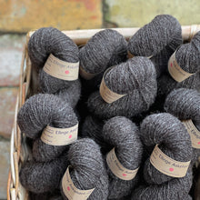 Indlæs billede til gallerivisning Ellinge-Askehave Uldgarn 275 m - Naturligt Mørkebrun