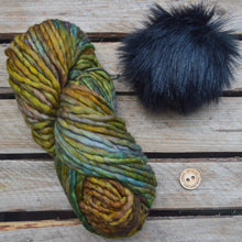 Indlæs billede til gallerivisning Strikkekit - Back to Basic Huen - Rasta (med pompom)