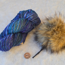 Indlæs billede til gallerivisning Strikkekit - Back to Basic Huen - Rasta (med pompom)