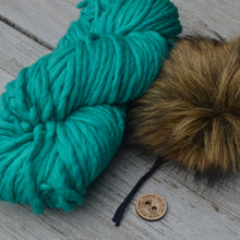 Indlæs billede til gallerivisning Strikkekit - Bonny Braid Huen (med pompom)