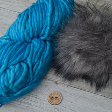 Indlæs billede til gallerivisning Strikkekit - Back to Basic Huen - Rasta (med pompom)