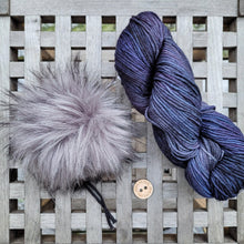Indlæs billede til gallerivisning Strikkekit - Oktober Huen (med pompom)