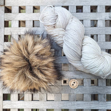 Indlæs billede til gallerivisning Strikkekit - Oktober Huen (med pompom)