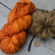 Indlæs billede til gallerivisning Strikkekit - Bonny Braid Huen (med pompom)