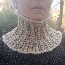 Indlæs billede til gallerivisning Oktober Halsedisse - Strikkeopskrift