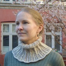 Indlæs billede til gallerivisning Oktober Halsedisse - Strikkeopskrift