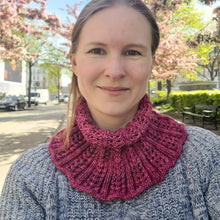 Indlæs billede til gallerivisning Oktober Halsedisse - Strikkeopskrift