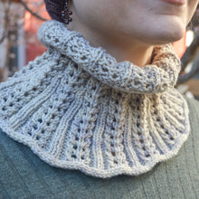 Indlæs billede til gallerivisning Oktober Halsedisse - Strikkeopskrift