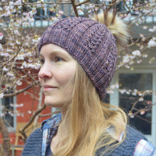 Indlæs billede til gallerivisning Strikkekit - Oktober Huen (med pompom)