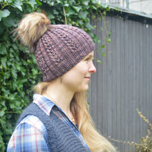 Indlæs billede til gallerivisning Strikkekit - Oktober Huen (med pompom)