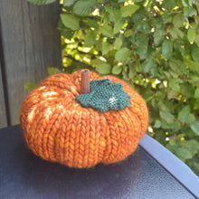 Indlæs billede til gallerivisning Nemt Strikket Græskar - Gratis Strikkeopskrift