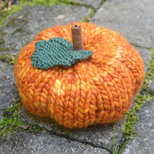 Indlæs billede til gallerivisning Nemt Strikket Græskar - Gratis Strikkeopskrift