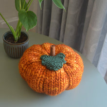 Indlæs billede til gallerivisning Nemt Strikket Græskar - Gratis Strikkeopskrift