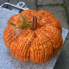 Indlæs billede til gallerivisning Nemt Strikket Græskar - Gratis Strikkeopskrift