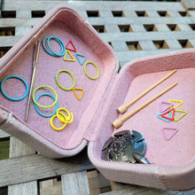 Indlæs billede til gallerivisning Rejseskrin til strikke- og sytilbehør