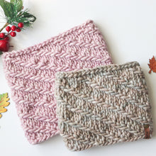 Indlæs billede til gallerivisning Whirlstream Halsedisse - Strikkeopskrift