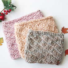 Indlæs billede til gallerivisning Whirlstream Halsedisse - Strikkeopskrift