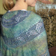 Indlæs billede til gallerivisning Chevron Delight Sjalet - Mohair og Ultimate Sock Strikkekit
